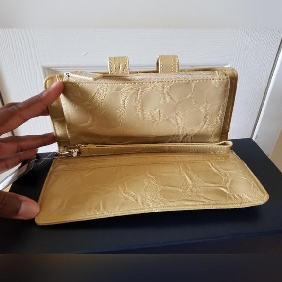 Kenneth Cole Reaction Clutch - Picture 4 of 6